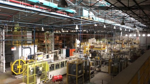 Interior de la planta de Grupo Romar con maquinaria de producción